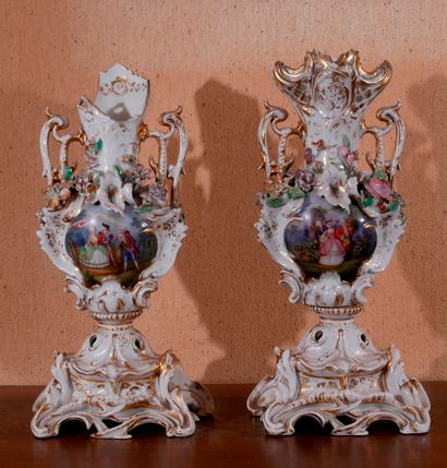 Paire de vases en porcelaine blanche et polychrome...