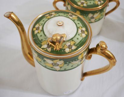 null LIMOGES

Partie de service à thé en porcelaine polychrome et doré à décor de...