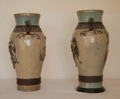  Paire de vases à deux anses en faïence à décor en relief de personnages, Canton...