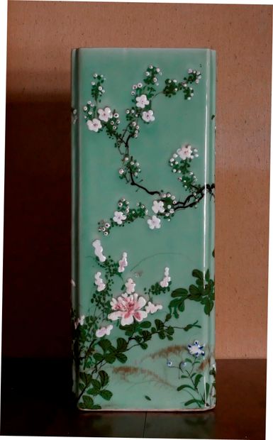  Important vase rectangulaire en porcelaine polychrome à décor de branchages et oiseaux...