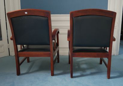 null Paire de fauteuils en bois naturel et skaï noir

H:83 L : 58 P : 68 cm. (accidents...