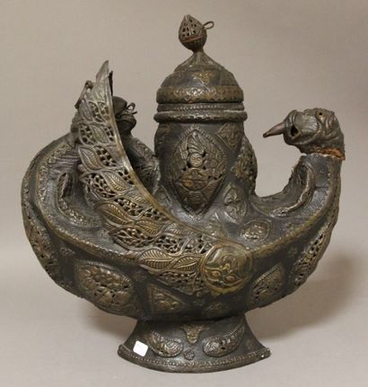  Grand brûle-parfum en bois et cuivre repoussé représentant Garuda. 
Indonésie, XIXème...