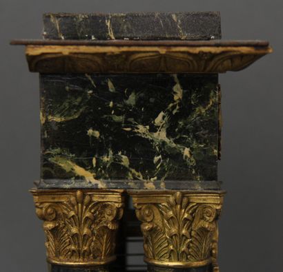 null Pendule portique en tôle peinte imitant le marbre et bronze, époque Restauration

H...