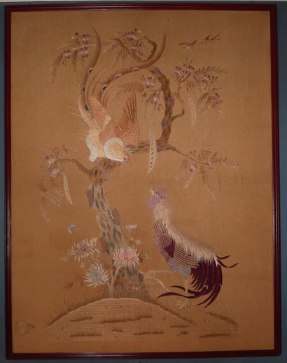  Broderie à décor d'oiseaux et arbre, Extrême-Orient 
179 x 138 cm. (tâches)