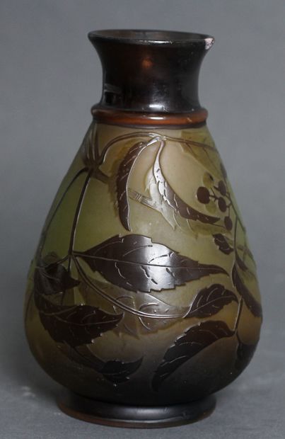 null Etablissement GALLE 

Vase piriforme sur talon en verre gravé de feuillage marron...