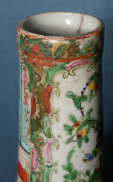null Vase balustre en porcelaine polychrome à décor d'oiseaux et personnages, Canton

H...