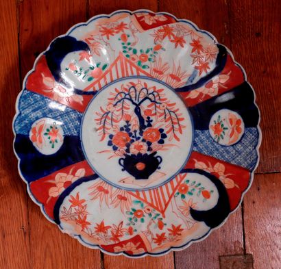 null Trois plats en porcelaine polychrome à décor Imari

D : 30 cm. (fêle), D : 31cm....