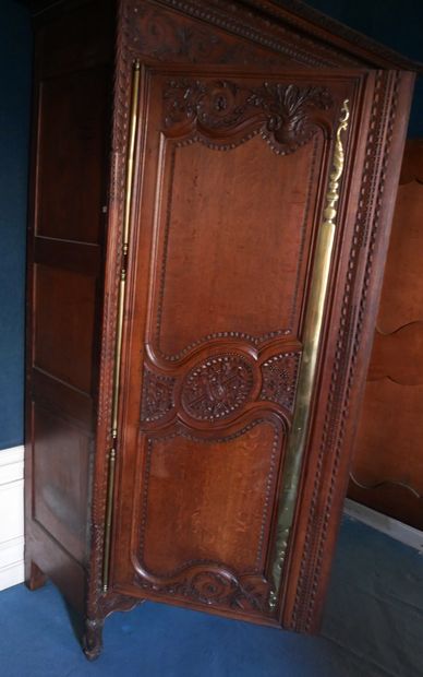 null Armoire de mariage en bois naturel sculptée de rinceaux fleuris et pampres et...