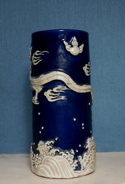 null Vase rouleau en ceramique à décor en relief de dragons crème sur fond bleu

H...