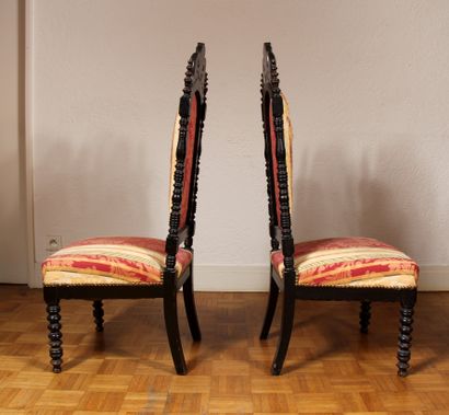 null Paire de chaises à haut dossier en bois noirçi, style Henri II

H : 108 L :...