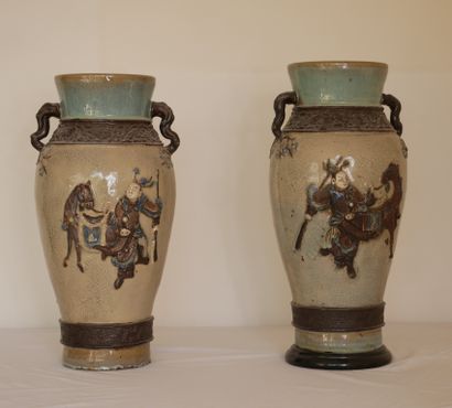  Paire de vases à deux anses en faïence à décor en relief de personnages, Canton...