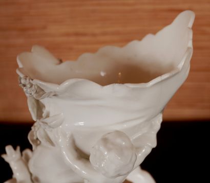 null Paire de bouquetières en porcelaine blanche à décor de putti tenant un bouquet

H...