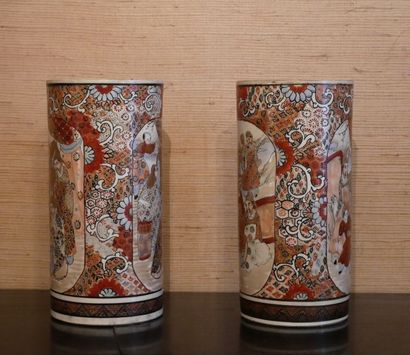  Paire de vases rouleaux en faïence à décor de personnages, Satsuma Japon 
H : 29,5...