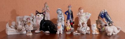 Ensemble de statuettes en porcelaine et biscuit...