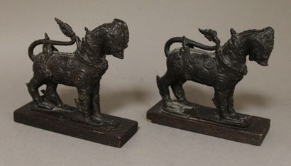  Paire de sculptures en bronze patine noire et strass représentant Shin-hanga lion...