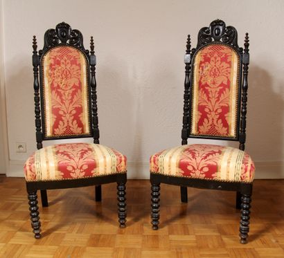null Paire de chaises à haut dossier en bois noirçi, style Henri II

H : 108 L :...