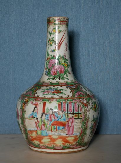  Vase balustre en porcelaine polychrome à décor d'oiseaux et personnages, Canton...
