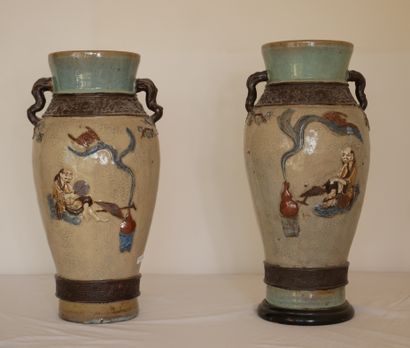 null Paire de vases à deux anses en faïence à décor en relief de personnages, Canton

H...