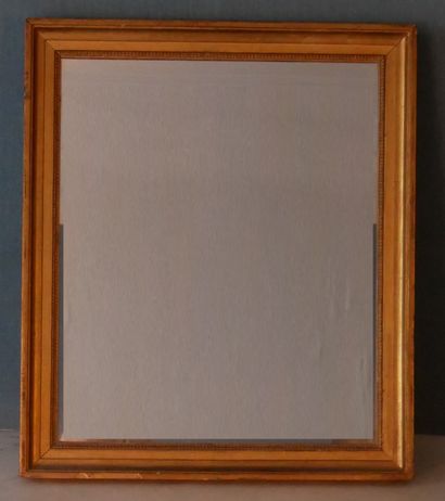 null Glace carrée en bois redoré

57 x 49 cm. (usures, éclats)