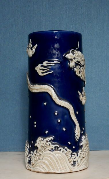 null Vase rouleau en ceramique à décor en relief de dragons crème sur fond bleu

H...