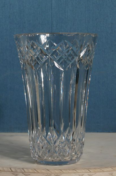 SAINT LOUIS 
Vase en cristal taillé, signé...