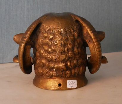 null Sculpture en bronze à tête de bêlier

H : 16 D : 23 cm.