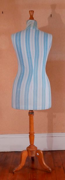 null Mannequin de femme tripode en bois naturel et tissu usagé

H : 162 cm.