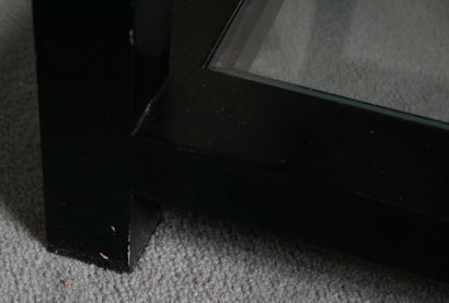 null Bout ce canapé carré en bois laqué noir et deux plateaux en verre

H : 50 L...