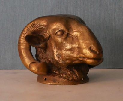 null Sculpture en bronze à tête de bêlier

H : 16 D : 23 cm.