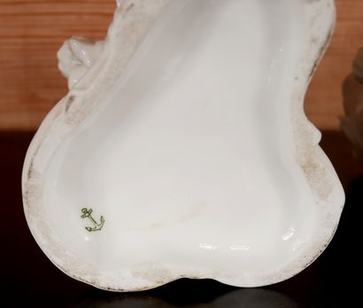 null Paire de bouquetières en porcelaine blanche à décor de putti tenant un bouquet

H...