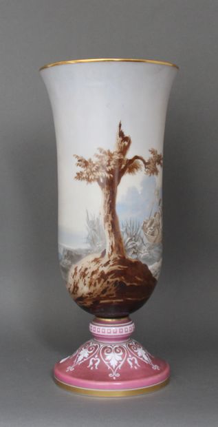 null Vase balustre sur piédouche en opaline à décor polychrome et bordure dorée,...