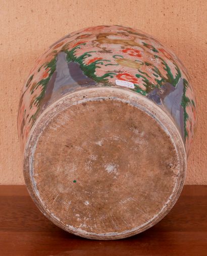  Potiche balustre en porcelaine à décor polychrome de daims dans un paysage, Chine...