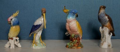 null Quatre statuettes en porcelaine et faïence à décor d'oiseaux

H : 21,5 cm.