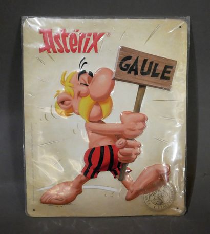 null GOSCINNY - UDERZO 

Set of 2 Asterix-related items: 2009 Kinder snack box and...