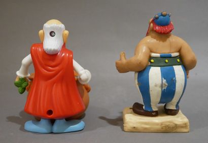 null UDERZO - GOSCINNY

Collectibles - Set of 8 items: 4 Asterix Park badges, 1 Asterix...
