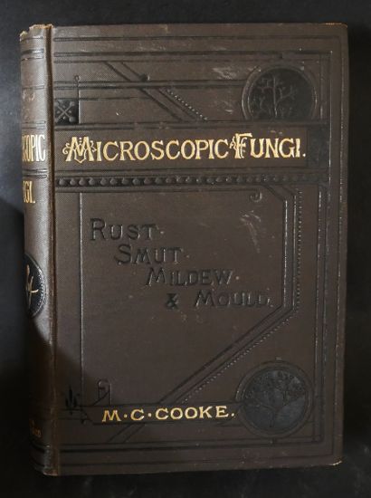 null Mordecai COOKE 

Handbook of british fungi. 

Vol. 1: 488 p. 198 figs, 1 b/w...