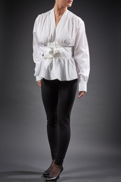 null ALAÏA

Ensemble composé d'une blouse en coton blanc, décolleté en V, poitrine...
