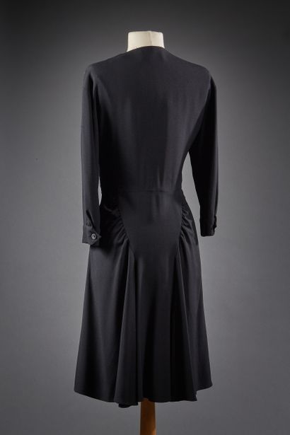 null PRADA 

Collection Automne/Hiver 2012-2013

Robe en crêpe noir, décolleté en...