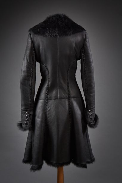 null ALAÏA

Manteau en envers cuir noir, coutures vanneries, col, bas des manches...