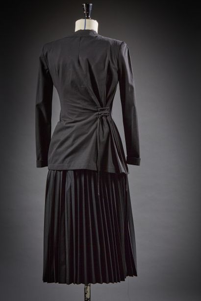 null Yohji YAMAMOTO

Ensemble en crêpe noir composé d'une veste, col à pointes, simple...