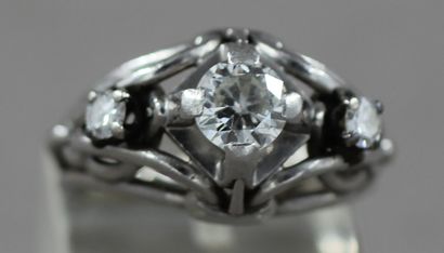 null Bague en platine 850 millièmes, le centre ajouré orné de trois diamants ronds...