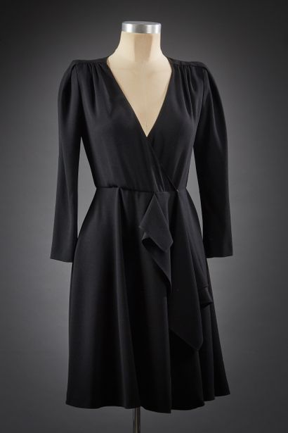 null PRADA 

Collection Automne/Hiver 2010-2011

Robe portefeuille en crêpe noir,...