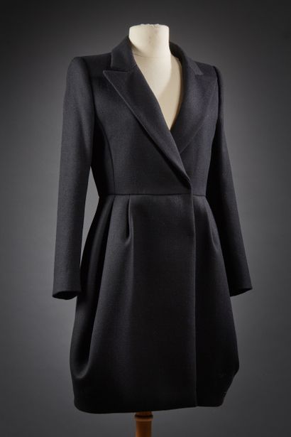null PRADA 

Collection Automne/Hiver 2009-2010

Manteau en laine noire, col châle...