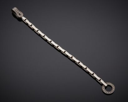 null CARTIER, modèle "Agrafe"

Bracelet articulé en or gris 750 millièmes, le fermoir...