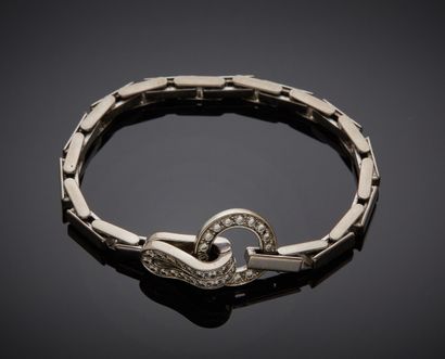 null CARTIER, modèle "Agrafe"

Bracelet articulé en or gris 750 millièmes, le fermoir...