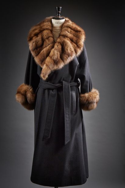 null Manteau en laine et cachemire noir, important col cranté et revers des manches...