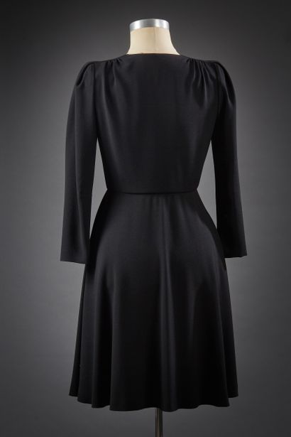 null PRADA 

Collection Automne/Hiver 2010-2011

Robe portefeuille en crêpe noir,...