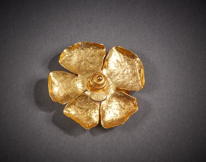 null Sonia RYKIEL

Pin's fleur en métal doré martelé. Signée. 

Diamètre : 6cm.