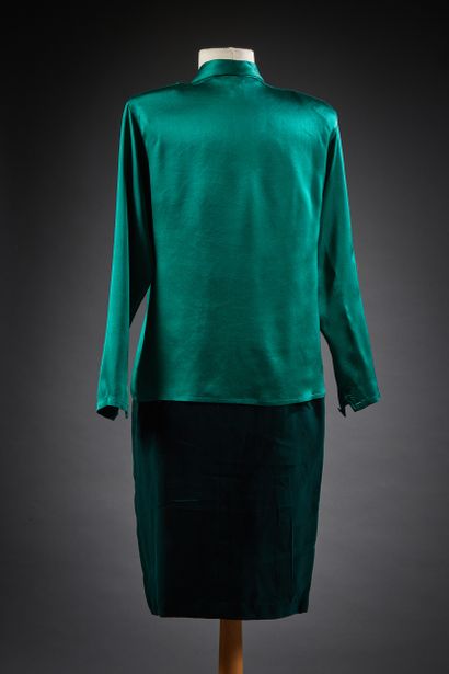 null Jean Louis SCHERRER Boutique

Ensemble vert composé d'une blouse en satin, col...