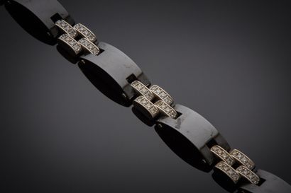 null CARTIER

Bracelet articulé en or gris 750 millièmes, les maillons ornés de diamants...